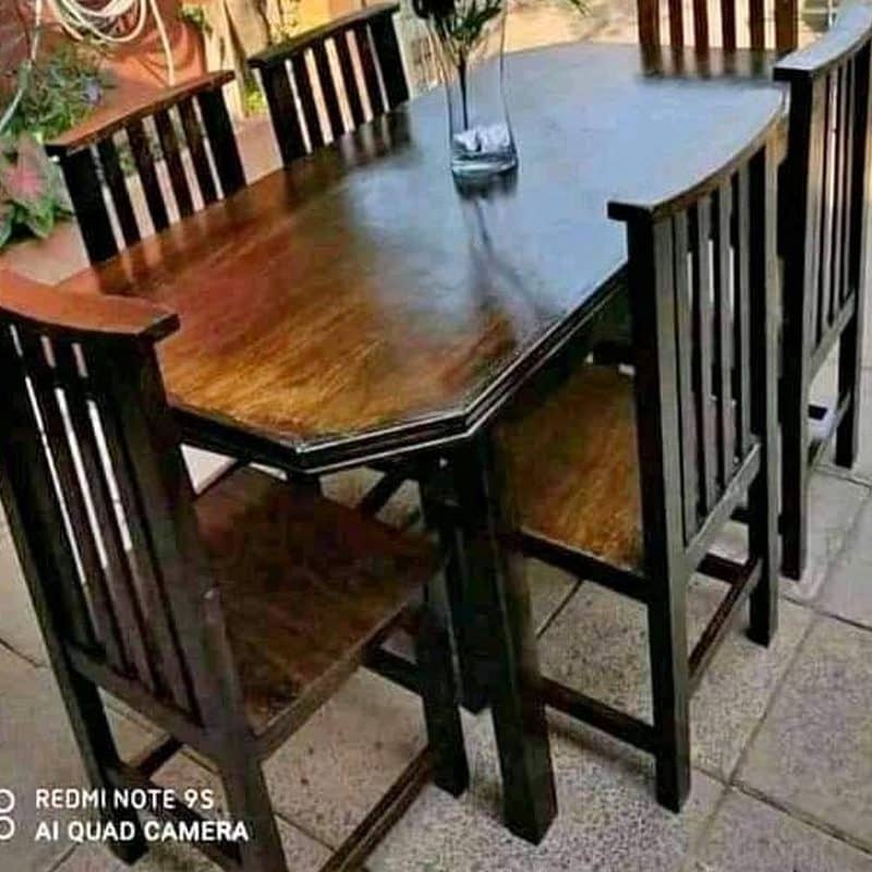 Comedor de madera fotografiado con celular en el patio — la foto original del vendedor